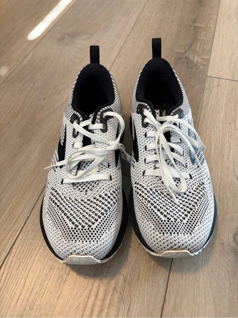 Brooks Women’s Revel 5 Sneakers Black and White Size 7